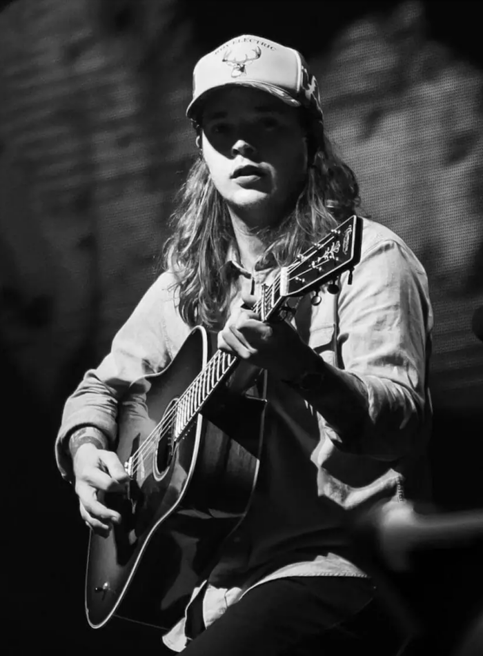 Billy Strings Nods to ‘Step Brothers’ with Andrea Bocelli’s “Por Ti Volare” Tease and Covers Bluegrass Classics Outside Chicago